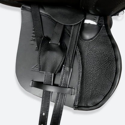 Silla de uso general Zaldi Royal Police para equitación, en color negro, con detalles de cuero y estructura resistente.