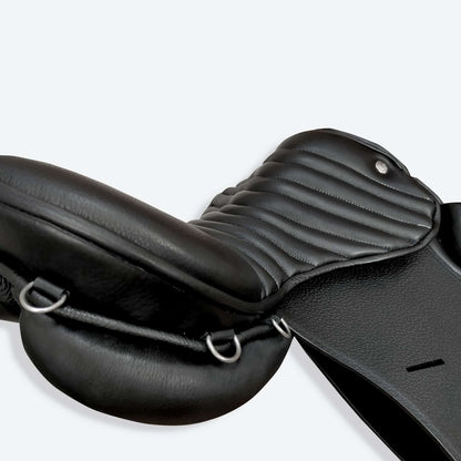 Silla de uso general Zaldi Royal Police en color oscuro, diseñada para actividades ecuestres, con estructura resistente y asiento cómodo.
