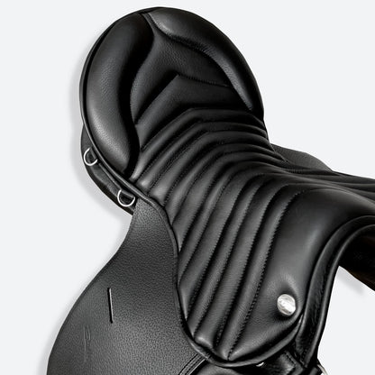 Silla de uso general Zaldi Royal Police en color oscuro, diseñada para actividades hípicas, mostrada en la imagen.