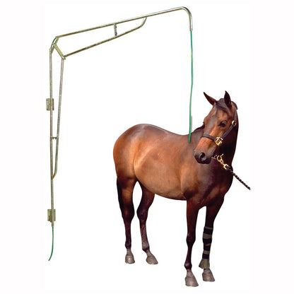 Soporte para manguera Stubbs S141 en aluminio negro, ideal para organizar y guardar mangueras en establos o jardines.