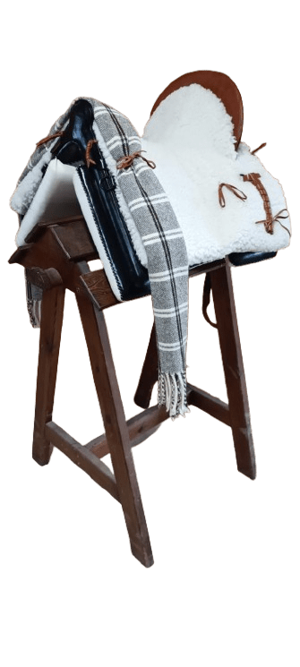 Silla vaquera Fibra Tormes para monta, con asiento cómodo y estructura resistente, ideal para equitación vaquera.