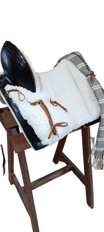 Silla vaquera Fibra Tormes de Tienda Hípica D'Hispania, montura vaquera con asiento y estructura resistentes, ideal para equitación.