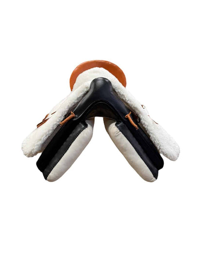 Silla vaquera de fibra artesana, montura vaquera de Tienda Hípica D'Hispania, con diseño tradicional y detalles artesanales.