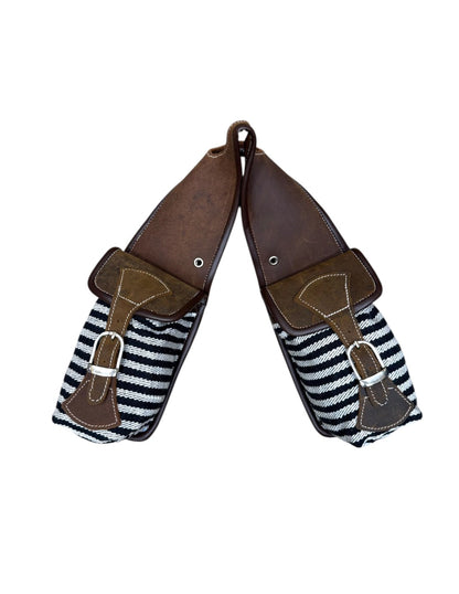Alforja de lona con perilla y bandera, resistente y práctica, ideal para caballos y paseos ecuestres.