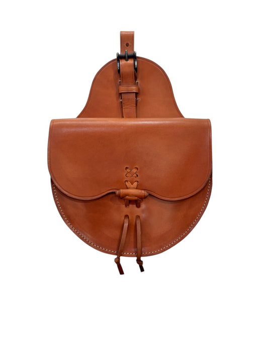 Alforja trasera artesanal de cuero de D'Hispania®, ideal para equipaje de equitación en tienda hípica online.