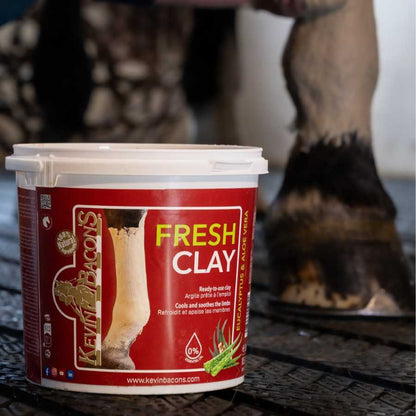 Arcilla Kevin Bacon's Fresh Clay para caballos, con eucalipto y aloe vera, en envase de 1 kg, ideal para cuidados equinos.