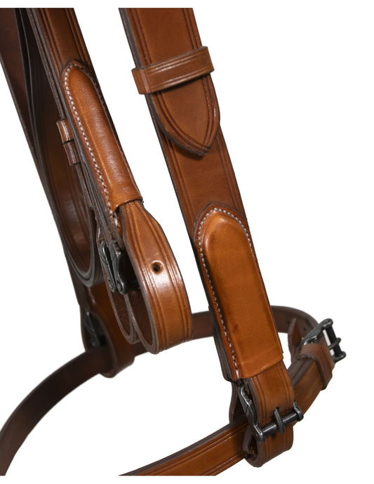 Cabezada vaquera con funda artesana de cuero, hecha a mano, para montar a caballo, en color marrón con detalles decorativos.