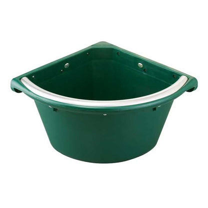 Comedero de rincón con borde de aluminio de 16L, resistente, ideal para caballos en un entorno ecuestre.