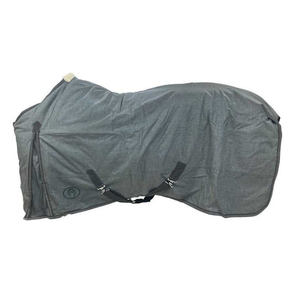 Manta impermeable melange con detalles reflectantes para caballos, ideal para protección y visibilidad en exteriores.