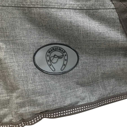 Manta impermeable melange con detalles reflectantes para caballos, ideal para protección contra la lluvia y visibilidad en la noche.