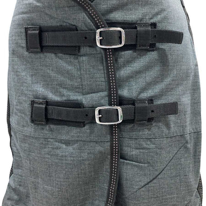 Manta impermeable melange con reflectantes de Tienda Hípica Online, ideal para caballos, con detalles reflectantes para mayor seguridad.