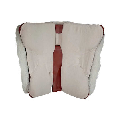 Silla vaquera económica para montar a caballo, con accesorios completos como estribos, cincha y manta, en color marrón.