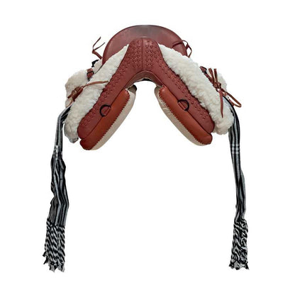 Silla vaquera económica de cuero con accesorios completos, incluyendo estribos, cincha, baticola y manta para montar a caballo.
