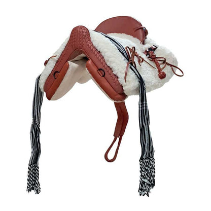 Silla vaquera económica de montar a caballo con accesorios completos, incluyendo estribos, cincha, baticola y manta.
