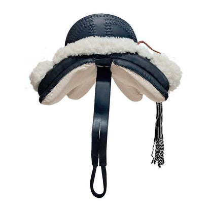 Silla vaquera económica de montar a caballo con accesorios completos, incluyendo estribos, cincha, baticola y manta.