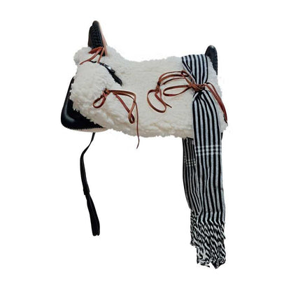 Silla vaquera económica de hípica con accesorios completos, incluyendo estribos, cincha, baticola y manta para montar a caballo.