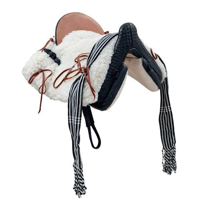 Silla vaquera económica de Tienda Hípica D'hispania con accesorios completos, incluyendo estribos, cincha y manta para montar a caballo