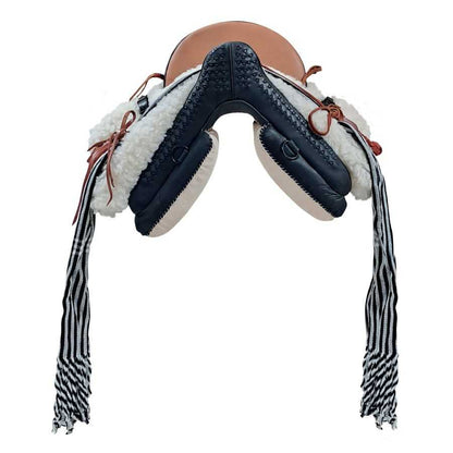 Silla vaquera económica de la Tienda Hípica D'hispania con accesorios completos, incluyendo estribos, cincha, baticola y manta.